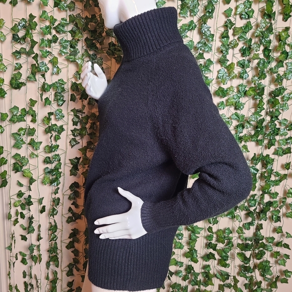 Simons Icone Women's Chic Black Winter Oversized Turtleneck Sweater - Picture 3 of 10